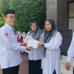 Siswa dan Guru MTsN 7 Jakarta Terima Buku Antologi Cerpen dan Puisi Usai Upacara Hardiknas